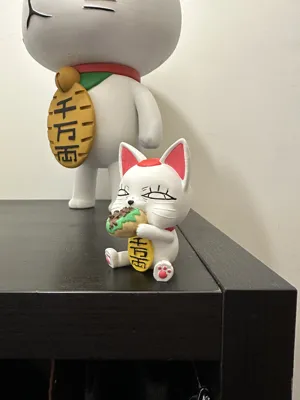 Turbo Granny, the intrepid high-speed grandma Maneki-neko, eating