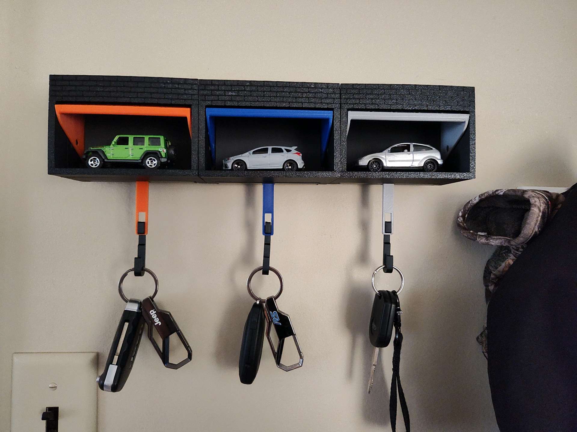 Car Garage Key Holder with Opening Door - 3D Printer File