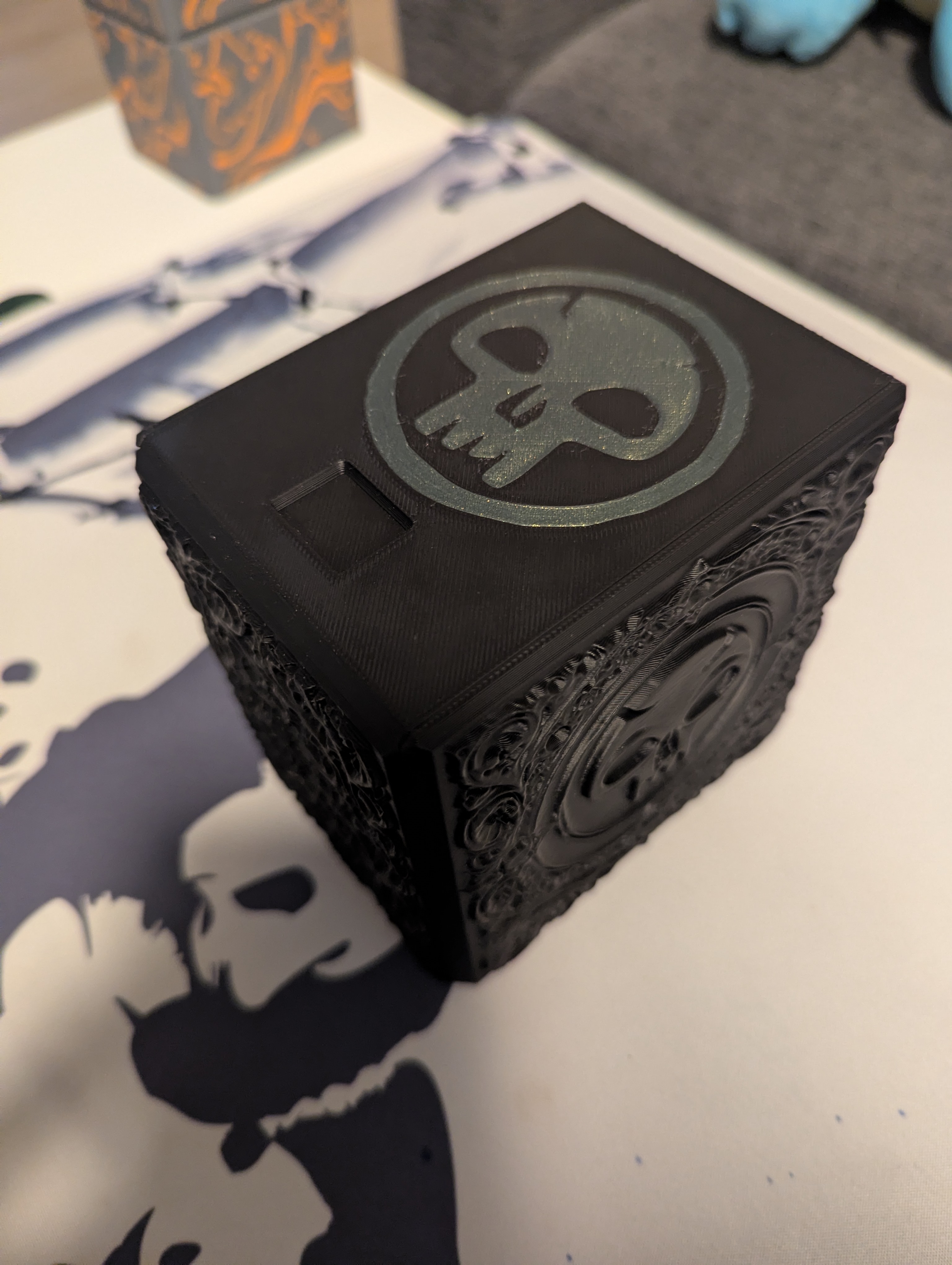 3Dプリント エンボスMTG沼黒マナデッキボックス - 無料3Dモデル