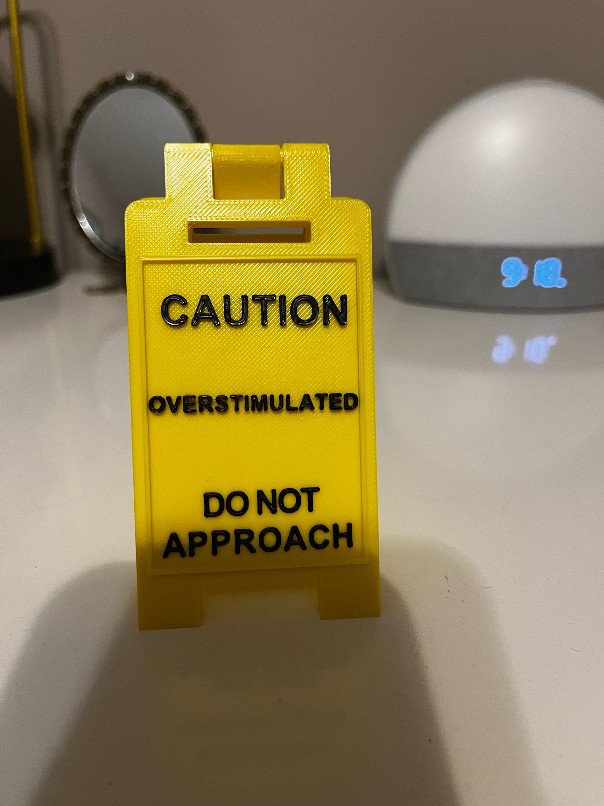 Cartello Da Scrivania Umoristico 'Caution Overstimulated' In Acrilico Giallo, 10x6 Cm, Con Base