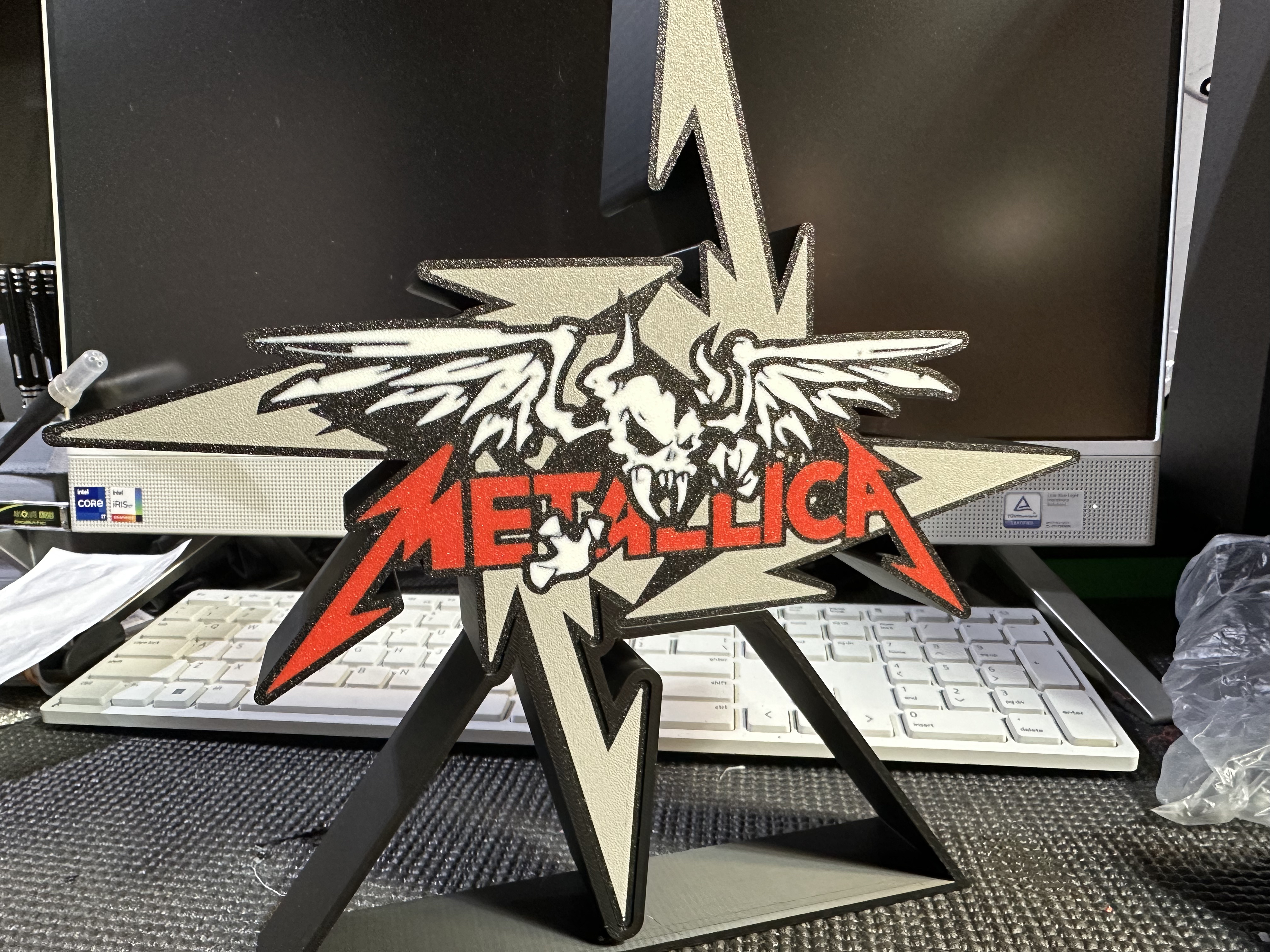 🪨 Logotipo decorativo de Metallica - Modelo imprimible en 3D (formato 3MF)  - Objeto de rock y heavy metal para escritorio, estantería o  estudio・Archivo 3MF para Impresión 3D・Cults, image size:4032x3024