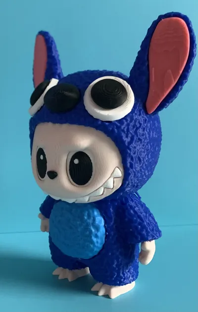 Ornamento da collezione con statuetta decorativa La Bubu Stitch Fusion dal design speciale