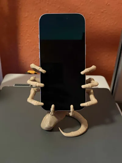 Alien Facehugger Phone Holder - Free 3D Print Model - MakerWorld