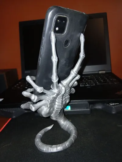 Alien Facehugger Phone Holder - Free 3D Print Model - MakerWorld