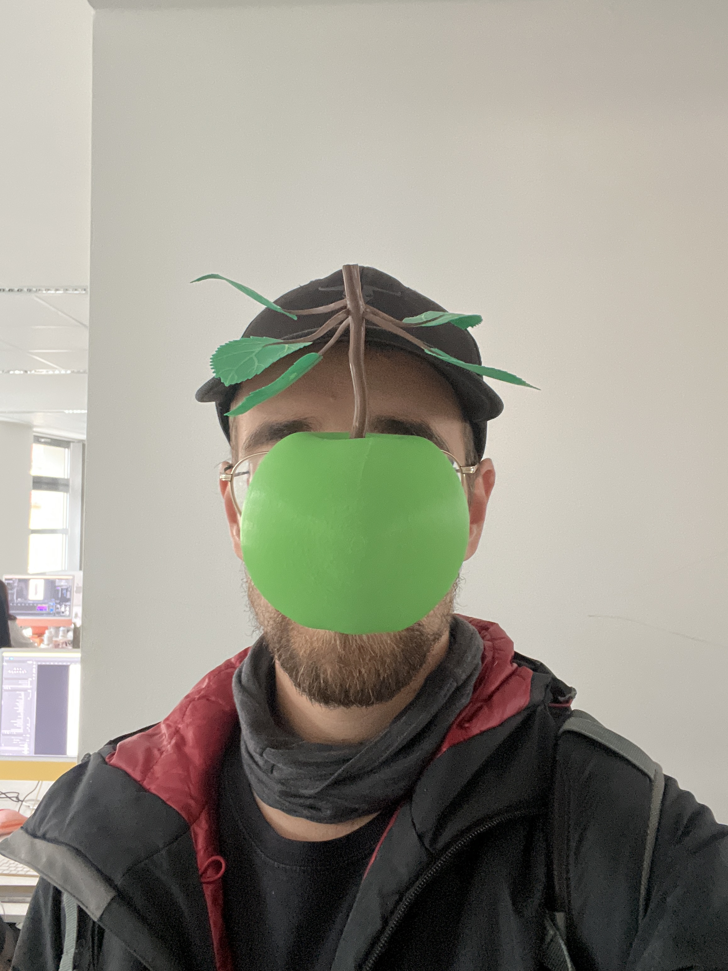 ルネ・マグリットの『人子』を基にしたリンゴマスク 作成者： MaKim