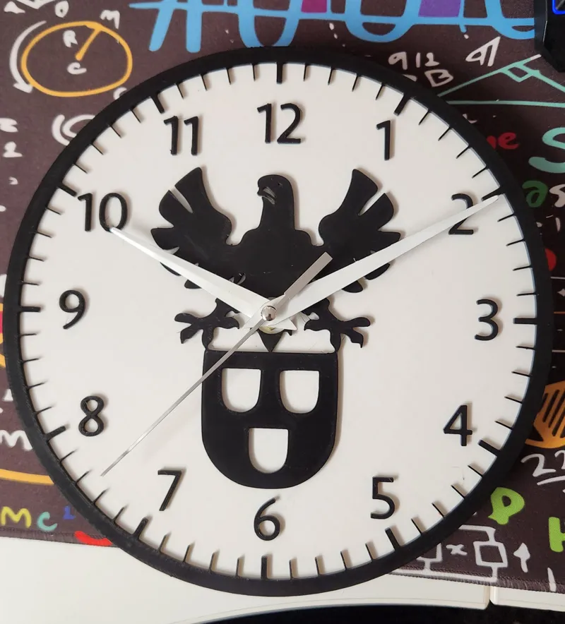 Wanduhr mit Malerwappen