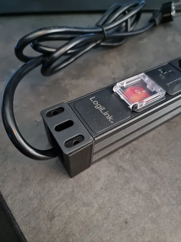2 in 1 Rackmount poweroutlet and cableholder