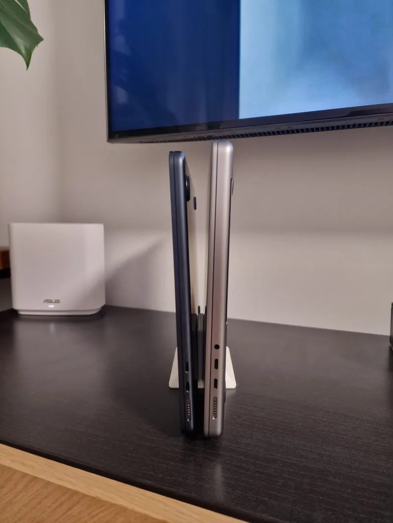 Easy Grab Vertical Laptop Stand PARAMETRIC