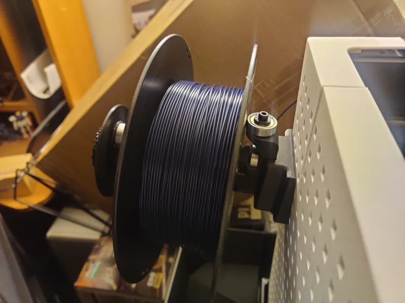 Spool holder with bearing keeper and threaded end