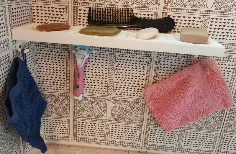 Quadruple/double corner soap dish, gloves and razor.