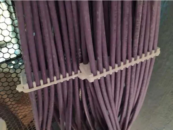 Guide de câbles Ethernet pour panneau de brassage 24 ports
