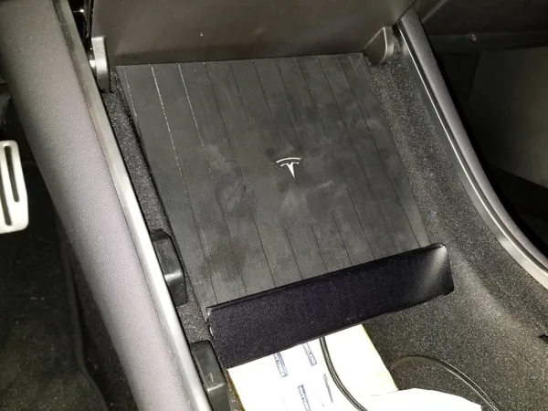 Rebord de quai téléphone pour Tesla Model 3