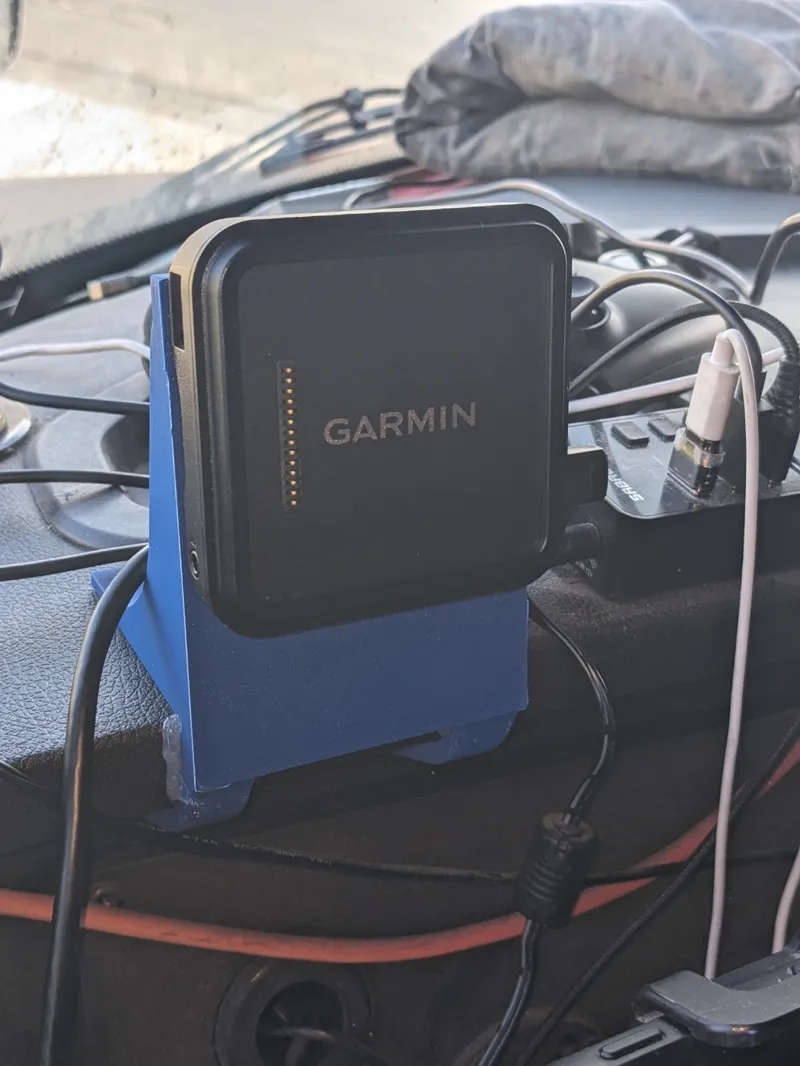 Garmin Dezl OTR800 dash mount for Freightliner Cascadia