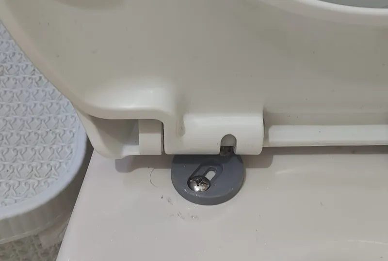 Broken toilet seat hinge fix