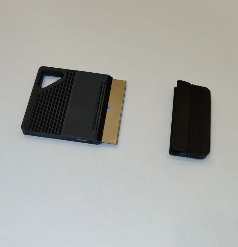 Razor scraper for your pocket