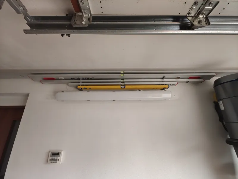 Wall mount for spirit level