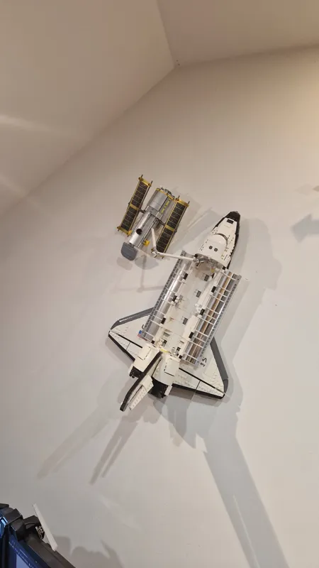 LEGO Discovery Space Shuttle (10283) wall mount - screews only remix