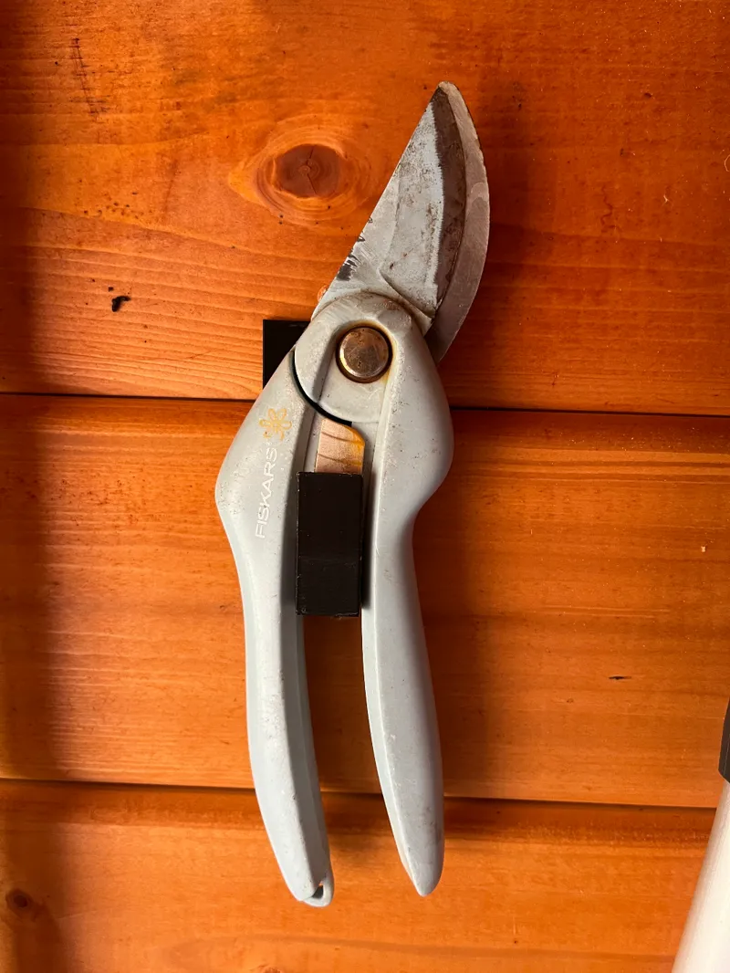 Držák zahradní nůžky fiskars P26 