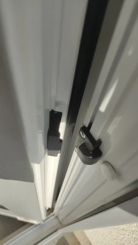 Hinge Compression Device (Side Hung Windows) / Skrytý přítlačný pant