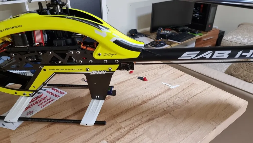 Guide d'antenne et plateau récepteur pour hélicoptère RC