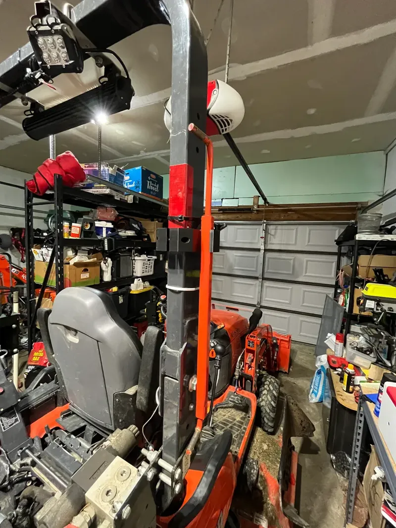 Rops Mounted Pats quick hitch spreaderbar.