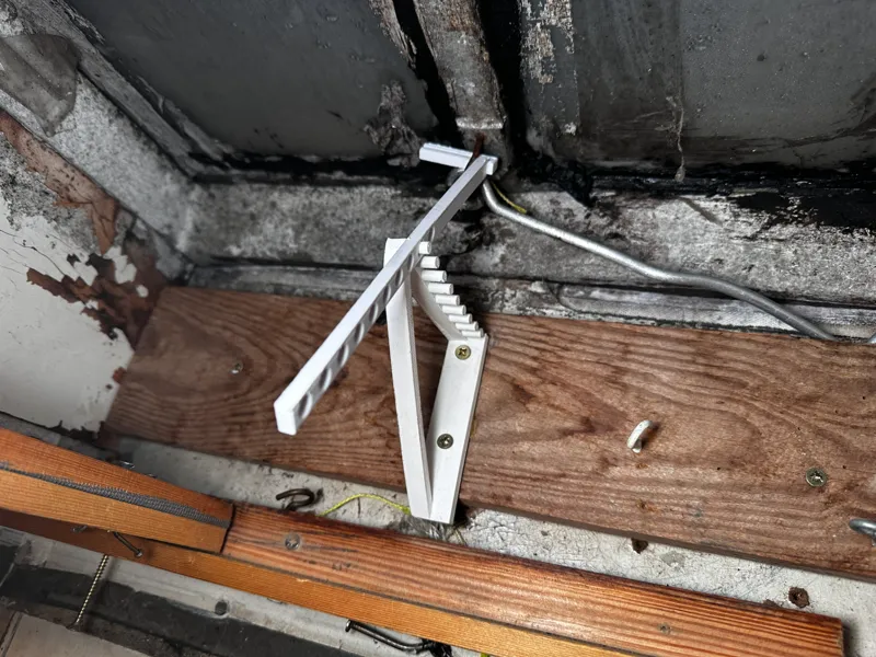 Window support (holder)