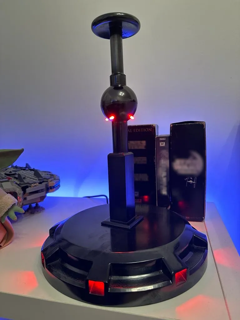 Star Wars Mandalorian Helm-Ständer - beleuchtet