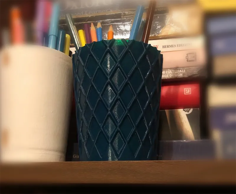 Vase mode style pen holder/vase