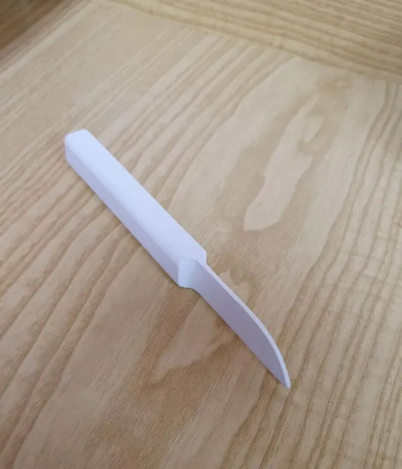Knife with flexible tip