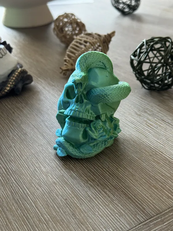 Sculpture crâne et serpent