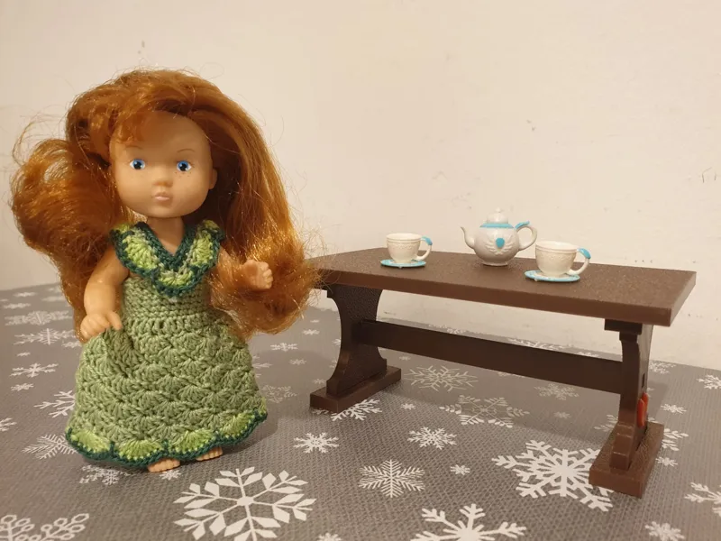 Table for Evi dolls