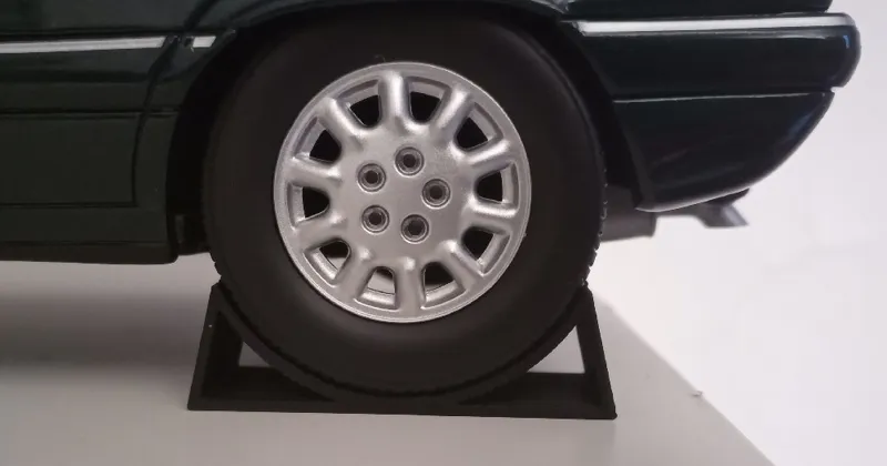 Wheel wedge for 1:18 car