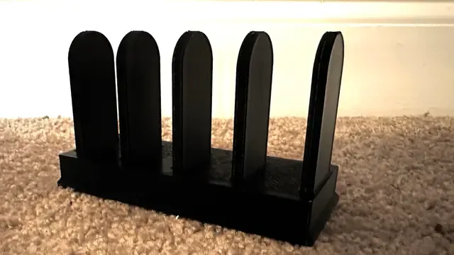 Simple cutting board holder