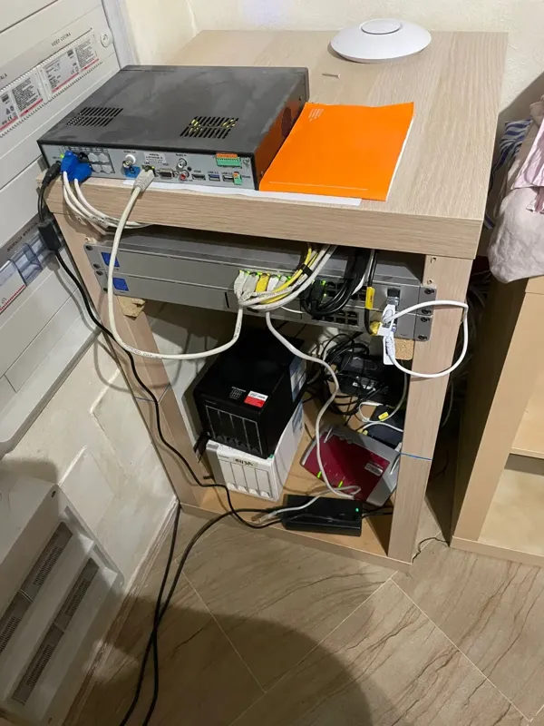 Extension table Ikea Lack façon rack serveur