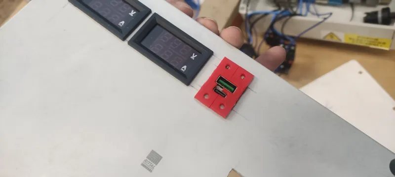 CTP2 charger board case with screw-on brackets - s držačky na přišroubování