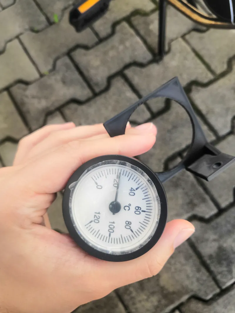 Držák budíku teploty motoru na Babbetu