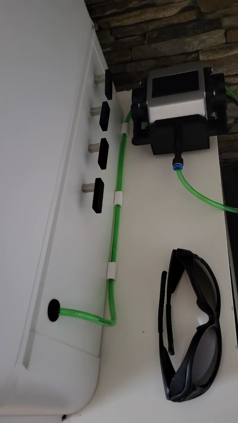 XTool M1 Schlauch Halter am Geräteseite