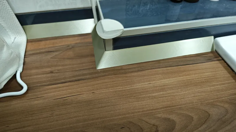 Corner molding