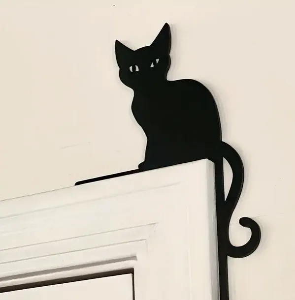 Chaton sur la porte