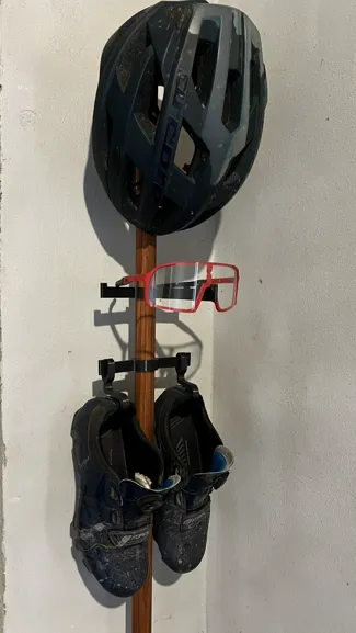 Cycling accesories holder on the wallmount