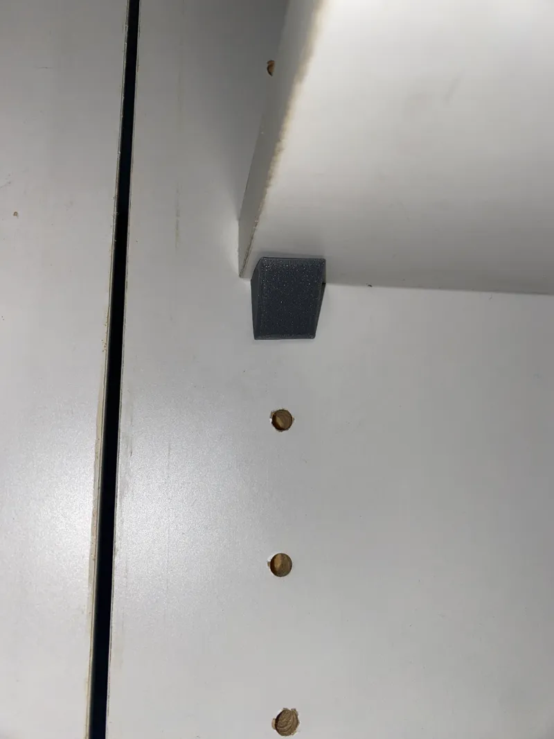 Shelf peg