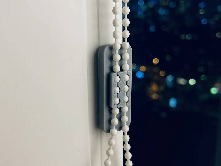 Window blinds chain holder