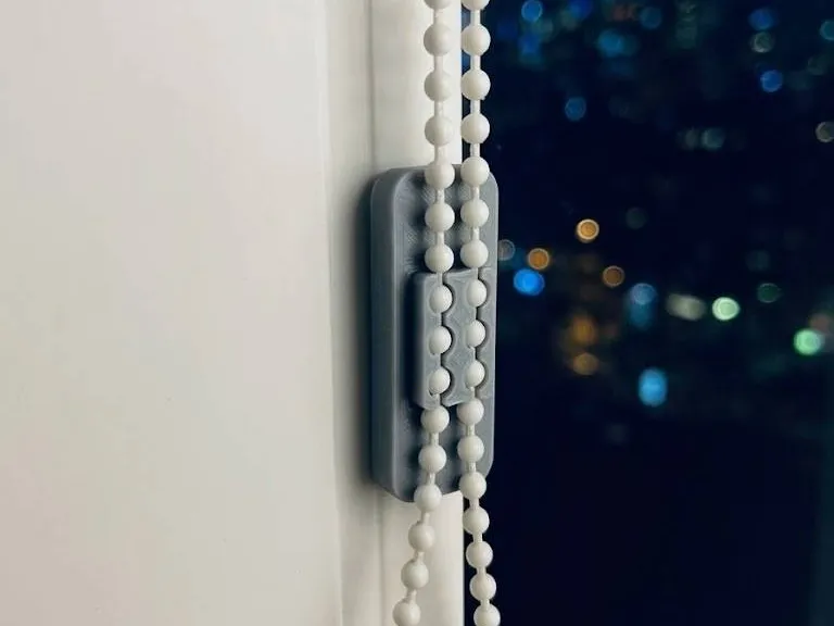 Window blinds chain holder
