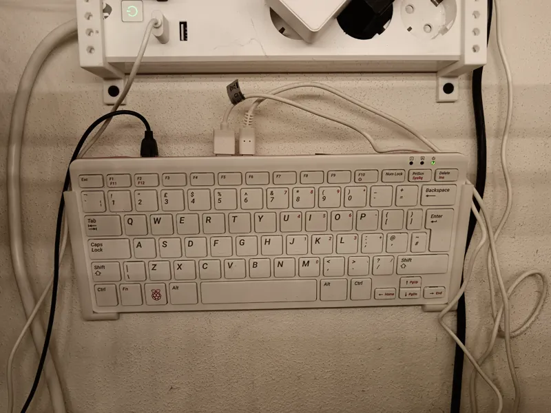 wall mount holder - Raspberry Pi400