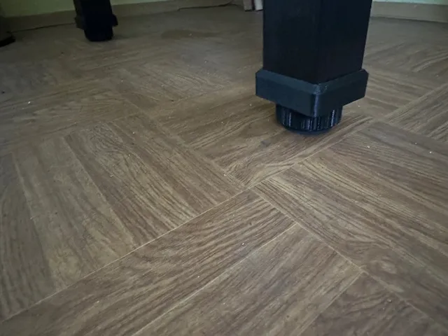 Adjustable leg