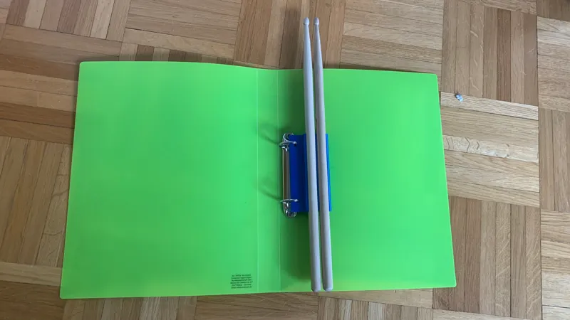 Schlagzeugstock-Halterung für Ordner / Drumstick holder for ring binder