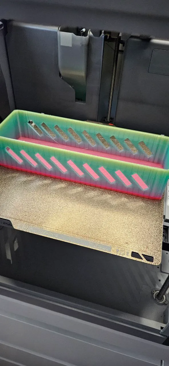 Erstellt wurde die Box bei Tinkercad. 250mmx80mmx55mm