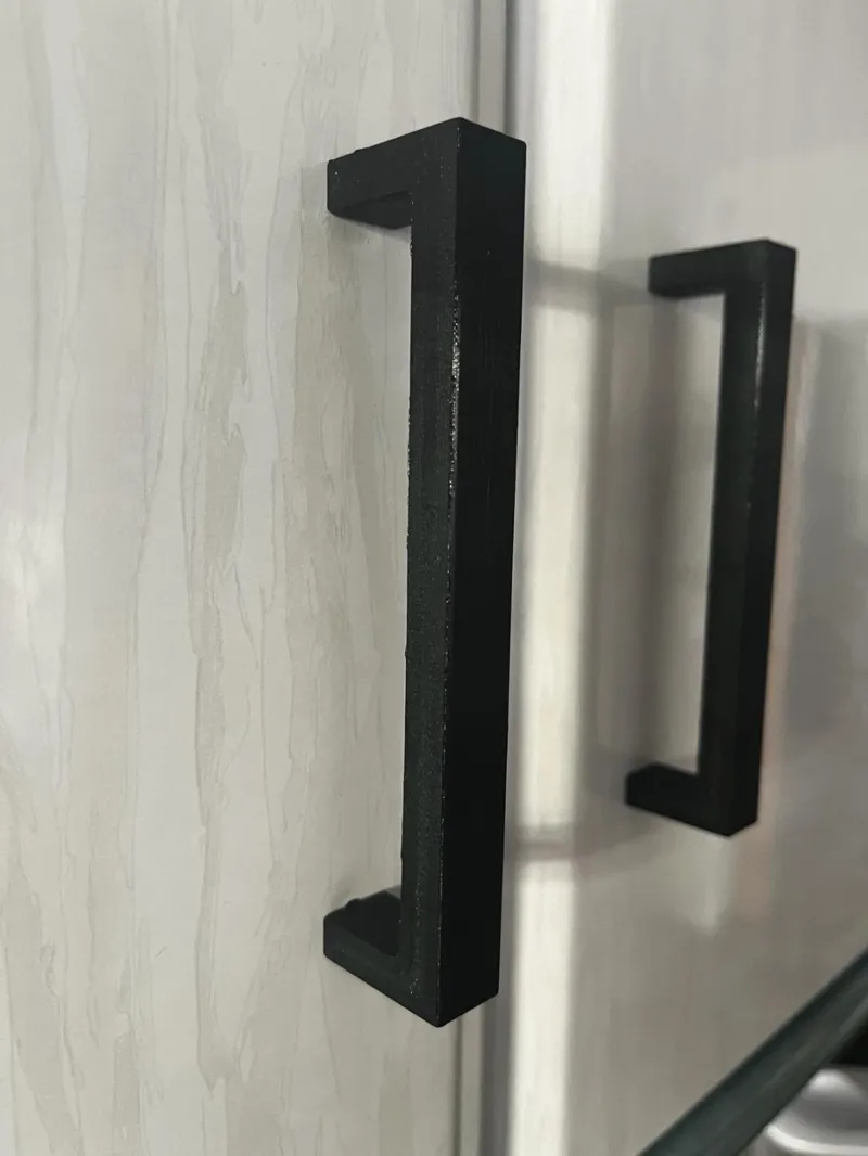 Simple kitchen door/drawer handle 