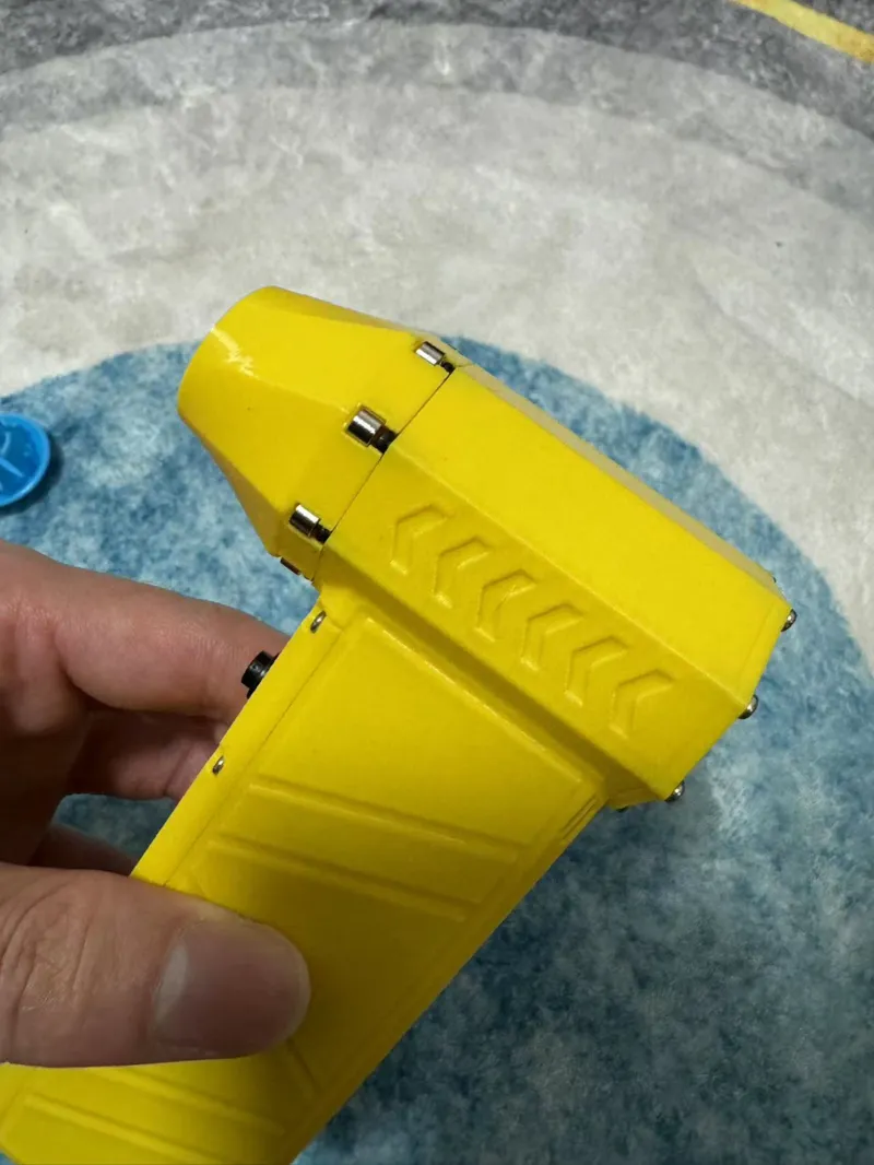 The 18650-2S violent fan adopts a straight-sliding potentiometer for easier speed adjustment.