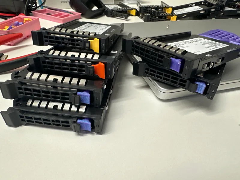 Gigabyte H261-Z61 Drive Sled Latch 2.5" SSD
